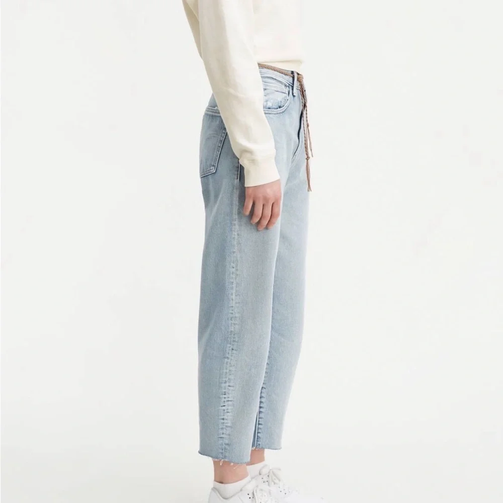 Levi's Premium Barrel Crop Jeans Light Wash 29 - Picture 2 of 16